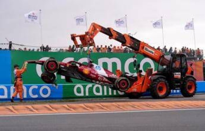 Gp d'Olanda, disastro Ferrari e doppio ritiro: Hamilton va a muro, poi incidente di Leclerc. Cos'è successo