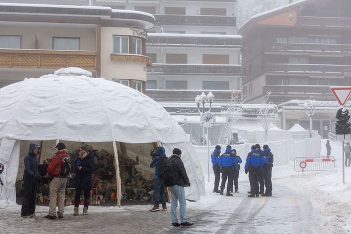 La vicesindaca di Crans Montana “Chiediamo scusa per le mancanze sui controlli” La vicesindaca di Crans Montana “Chiediamo scusa per le mancanze sui controlli”