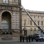 Louvre, il furto da film in 7 minuti. Macron: &quot;Recupereremo i gioielli&quot;