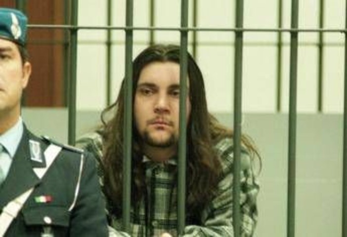 Sterminò la famiglia, la lettera di Del Grande: "Evaso perché trattato peggio di un detenuto" Sterminò la famiglia, la lettera di Del Grande: "Evaso perché trattato peggio di un detenuto"