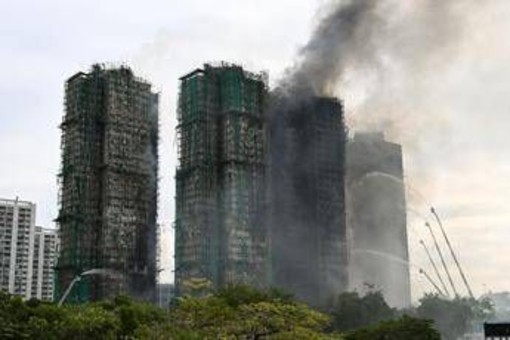 Hong Kong, salvate 144 persone dopo l'incendio: ancora 150 i dispersi Hong Kong, salvate 144 persone dopo l'incendio: ancora 150 i dispersi