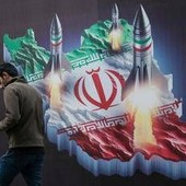 Missili e finte bare di soldati Usa, Iran celebra la rivoluzione e sfida Trump e Israele