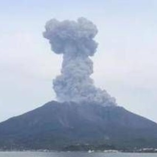 Il vulcano Sakurajima si 'risveglia': alta colonna di cenere e fumo