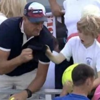 'Ruba' un cappellino a un bambino agli Us Open, ora il milionario si scusa