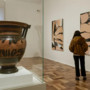 “Vortici”, alle Gallerie d’Italia di Napoli Worth dialoga con la ceramica antica