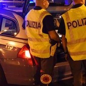 Roma, 23enne su auto a noleggio non si ferma all’alt e si schianta contro autobus