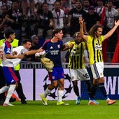 Guendouzi contro i tifosi del Lione: maxi rissa in Champions