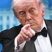 Trump: "Viviamo in un mondo folle. Aggressore ispirato dai No Kings"