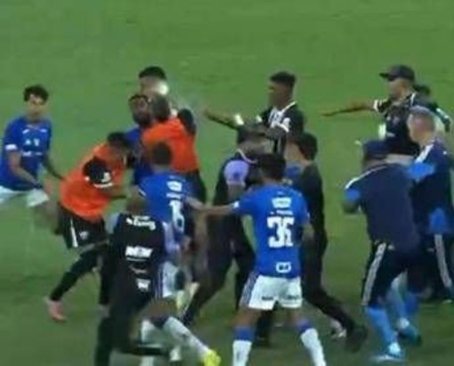 Brasile, rissa da record in campo: 23 espulsioni Brasile, rissa da record in campo: 23 espulsioni