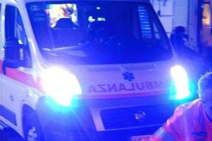 Auto contro un palo a Massa, 19enne morto carbonizzato