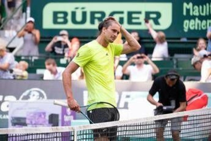 Zverev, imprevisto ad Halle: interrompe il match con Cobolli e corre in bagno - Il video