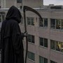 Vestito da morte sale sul tetto di un ospedale e fissa i pazienti: arrestato Vestito da morte sale sul tetto di un ospedale e fissa i pazienti: arrestato
