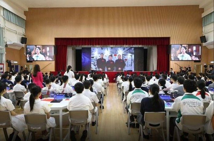 Cina, studenti a lezione di aerospazio con l’equipaggio della Shenzhou-23 Cina, studenti a lezione di aerospazio con l’equipaggio della Shenzhou-23