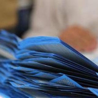 Sondaggio elezioni, centrodestra e centrosinistra quasi pari Sondaggio elezioni, centrodestra e centrosinistra quasi pari