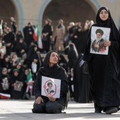 Iran-Usa, colloqui in pausa per i funerali di Khamenei: attese milioni di persone