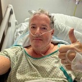 Piers Morgan cade e si rompe il femore: "Colpa di Trump"