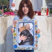 Papa, la gioia della 13enne Varvara per le dimissioni: "Ho avuto il cancro, vorrei restituirgli quell'abbraccio"