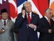 Trump, tutte le 'perle': la grazia a Netanyahu, Meloni 'bellissima', Macron stritolato e Starmer gelato