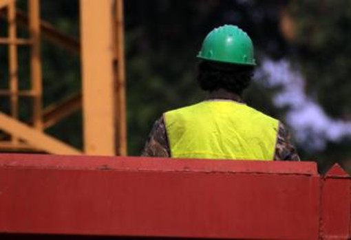 Lavora sul balcone e precipita dal quarto piano di una palazzina ad Ercolano, morto operaio 54enne Lavora sul balcone e precipita dal quarto piano di una palazzina ad Ercolano, morto operaio 54enne