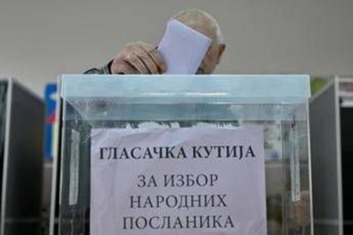 Serbia, seggi aperti per le elezioni parlamentari: al voto 6,4 milioni di elettori Serbia, seggi aperti per le elezioni parlamentari: al voto 6,4 milioni di elettori