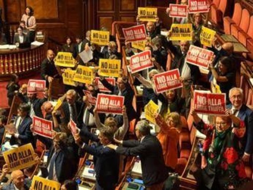 Legge elettorale, via libera del Senato. Protesta delle opposizioni in Aula: "Una truffa" Legge elettorale, via libera del Senato. Protesta delle opposizioni in Aula: "Una truffa"