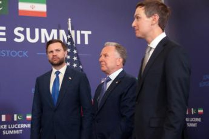 Usa-Iran, negoziati in bilico dopo le minacce di Trump: "Se chiudete Hormuz vi distruggo" Usa-Iran, negoziati in bilico dopo le minacce di Trump: "Se chiudete Hormuz vi distruggo"