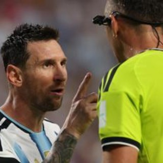 Argentina, Messi litiga con l'arbitro: "Non mancarmi di rispetto"