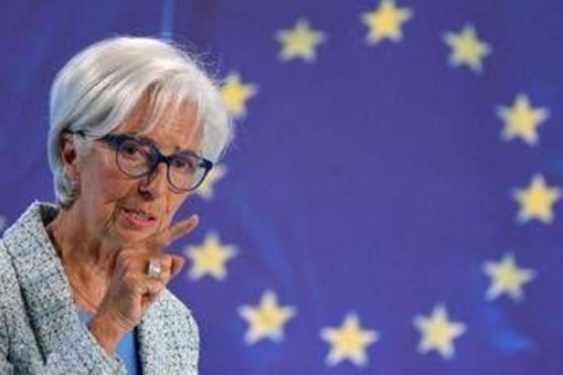 Passo indietro Lagarde? L'obiettivo è sottrarre la Bce al rischio di una deriva in stile Trump/Fed Passo indietro Lagarde? L'obiettivo è sottrarre la Bce al rischio di una deriva in stile Trump/Fed
