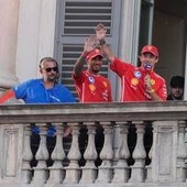 Gp Monza, Hamilton non firma il cappellino (Mercedes) al tifoso