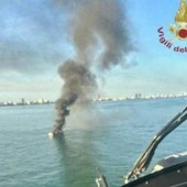 Yacht in fiamme affonda al largo di Jesolo: 10 persone salvate, decisivo l’intervento di un’altra barca Yacht in fiamme affonda al largo di Jesolo: 10 persone salvate, decisivo l’intervento di un’altra barca