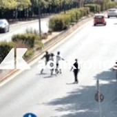 Far west a Milano, rissa con spranghe e bottiglie in centro: caos tra le auto