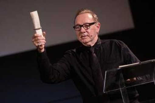 Kevin Spacey senza fissa dimora: &quot;Vivo in Airbnb e in hotel, vado dove c'è lavoro&quot;