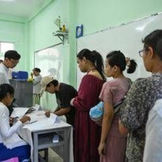 Myanmar, seggi aperti tra repressione e opposizione al bando: esclusa Suu Kyi Myanmar, seggi aperti tra repressione e opposizione al bando: esclusa Suu Kyi