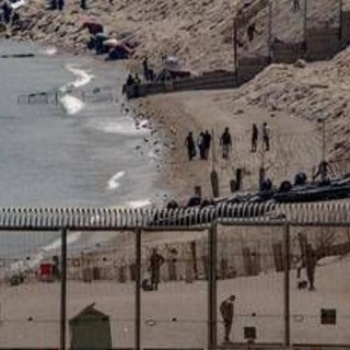 Ceuta, allerta per un nuovo assalto: il Marocco blocca centinaia di migranti