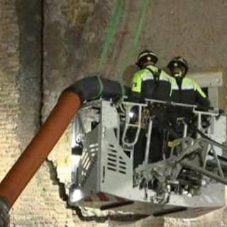 Torre dei Conti, parla l'operaio scampato al crollo: "Ho avuto paura, ora aspetto che salvino il mio collega" Torre dei Conti, parla l'operaio scampato al crollo: "Ho avuto paura, ora aspetto che salvino il mio collega"