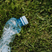Comprano un terreno e costruiscono una casa... fatta di plastica