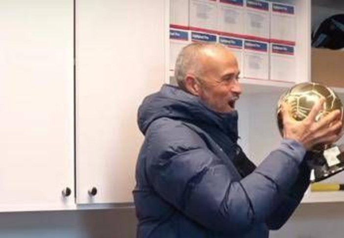 Luis Enrique 'ruba' il Pallone d'oro a Dembélé: il video della festa in casa Psg