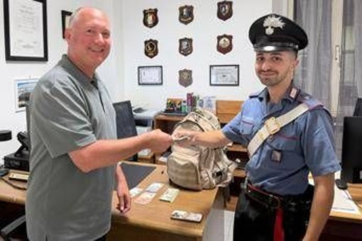 Turista dimentica zaino con oltre 2mila dollari sul treno Civitavecchia-Roma, cittadino gli salva la vacanza Turista dimentica zaino con oltre 2mila dollari sul treno Civitavecchia-Roma, cittadino gli salva la vacanza