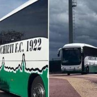 Sassi contro il bus del Chieti dopo sconfitta a Recanati: indagini in corso Sassi contro il bus del Chieti dopo sconfitta a Recanati: indagini in corso