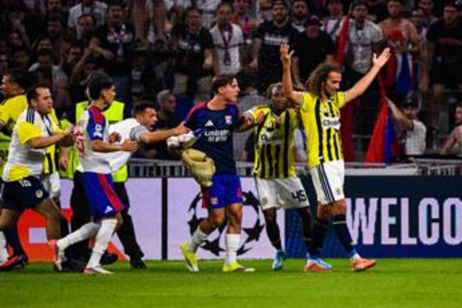 Guendouzi contro i tifosi del Lione: maxi rissa in Champions Guendouzi contro i tifosi del Lione: maxi rissa in Champions