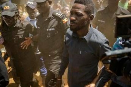 Uganda, leader opposizione Bobi Wine portato via con elicottero militare