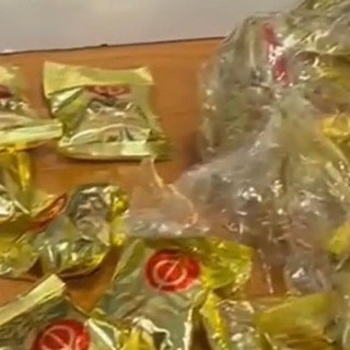 Cinque chili di cocaina nascosta nei biscotti della fortuna, arrestata a Fiumicino