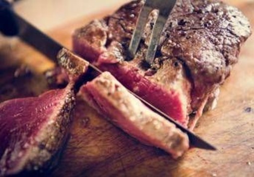 Usa e dieta, Kennedy Jr. capovolge piramide alimentare: più carne rossa e latte intero