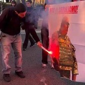 Roma, manifestanti ProPal bruciano immagine Crosetto: &quot;Non ci arruoliamo&quot;