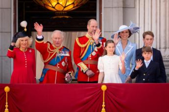 Regno Unito, il 55% vuole ancora la monarchia ma è il dato più basso degli ultimi 33 anni Regno Unito, il 55% vuole ancora la monarchia ma è il dato più basso degli ultimi 33 anni