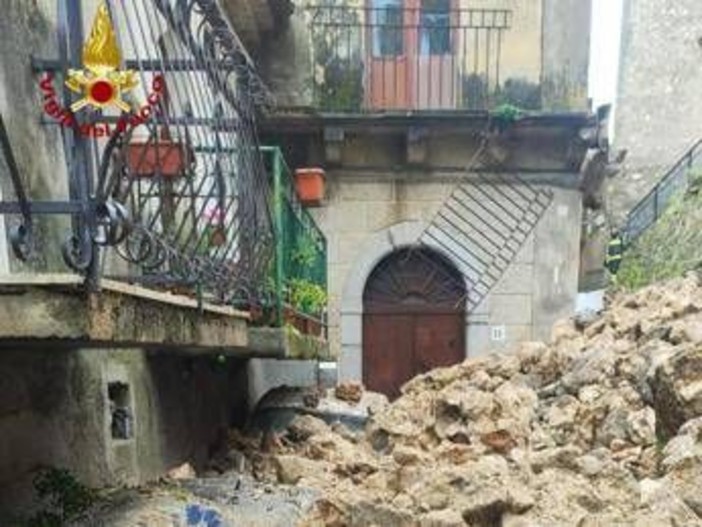 Maltempo Calabria, crolla muro a ridosso di una chiesa nel Reggino: auto travolte dai detriti Maltempo Calabria, crolla muro a ridosso di una chiesa nel Reggino: auto travolte dai detriti