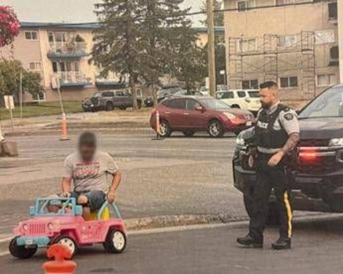 Guida la jeep di Barbie in strada, arrestato: "Non volevo andare a piedi" Guida la jeep di Barbie in strada, arrestato: "Non volevo andare a piedi"