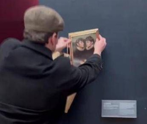 Louvre, due tiktoker appendono il loro ritratto vicino alla Gioconda