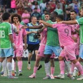 Suarez, l'ultima follia: prima la rissa, poi sputa a un avversario