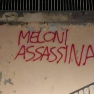 'Meloni assassina', scritta choc in centro a Castiglioncello 'Meloni assassina', scritta choc in centro a Castiglioncello